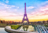 Eiffelturm bei Sonnenuntergang in Paris, Frankreich. Romantische Reise Hintergrund.