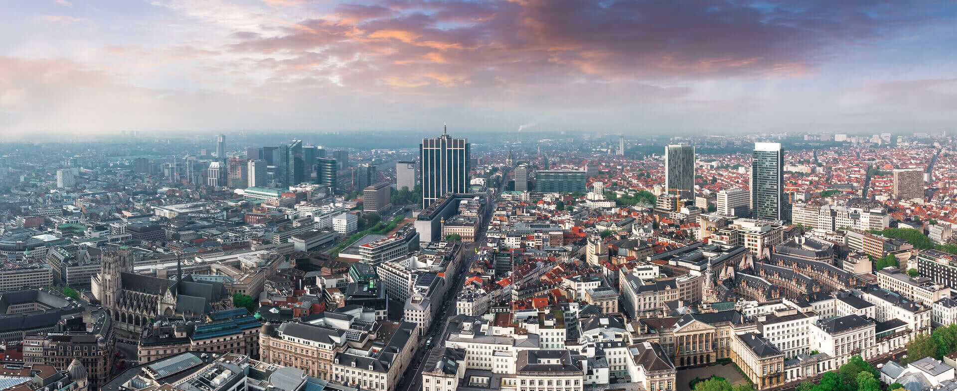 Panoramaluftaufnahme des zentralen Teils von Brüssel, des Parks, der Brüsseler Kathedrale und des Geschäftsteils der Stadt 