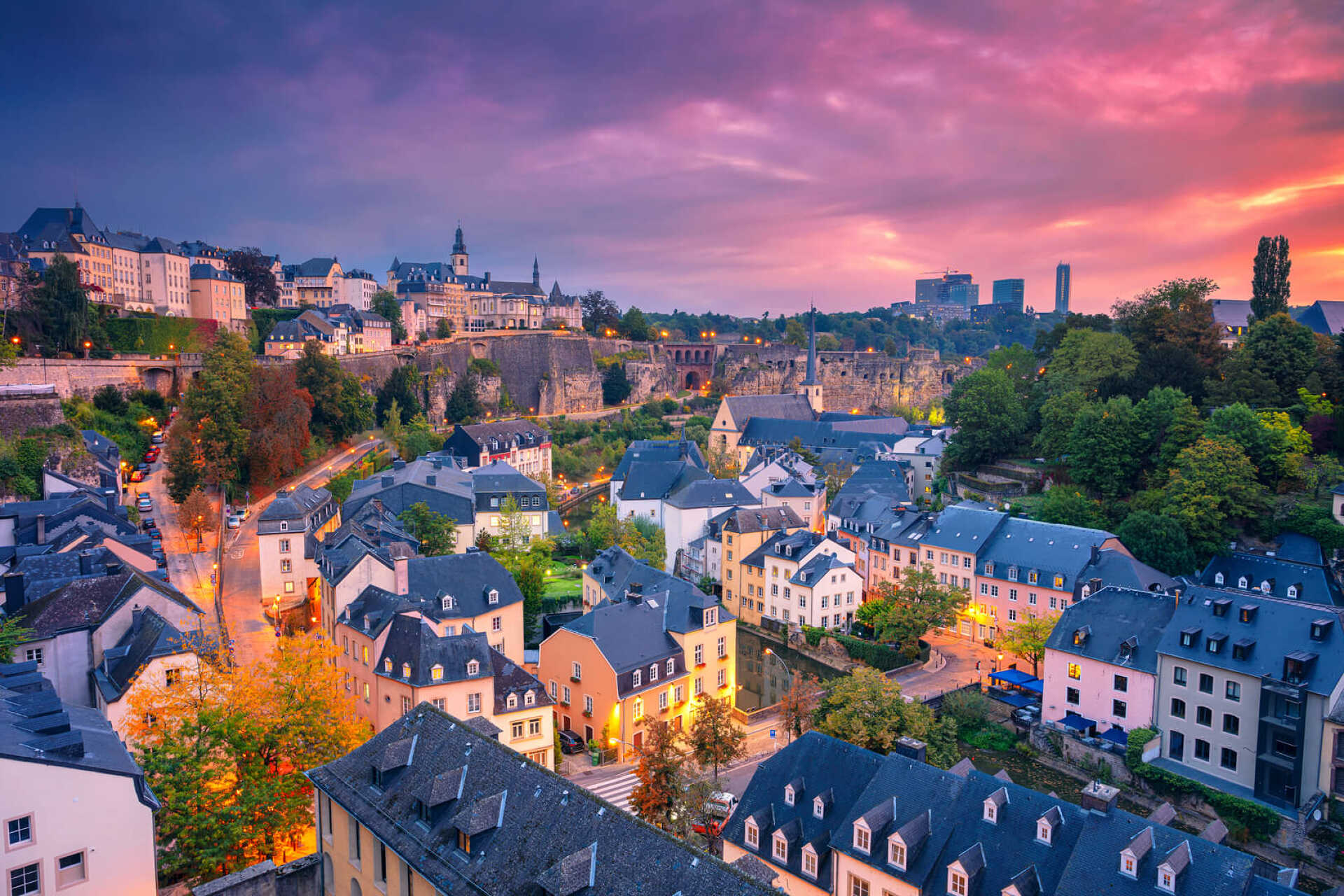 Ville de Luxembourg, Luxembourg. Image aérienne du paysage urbain de la vieille ville de Luxembourg pendant un magnifique lev