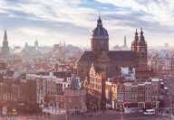 Amsterdam mit der St.-Nikolaus-Basilika und ihrer Umgebung mit Verkehr und Spaziergängern
