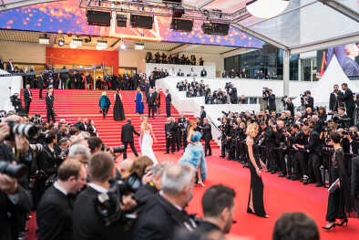 Anja Rubik besucht die Vorführung von "Ein verborgenes Leben (Une Vie Cachée)" während der 72. jährlichen Filmfestspiele von Cannes