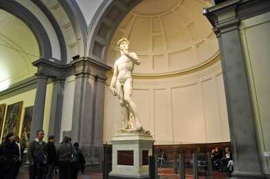 Touristen betrachten David von Michelangelo am 10. November 2010 in der Akademie der Schönen Künste von Florenz. Italien.