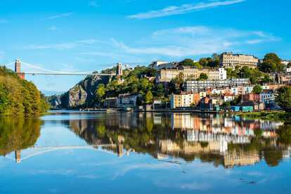 Puente colgante de Clifton con Clifton y reflexión, Bristol Reino Unido