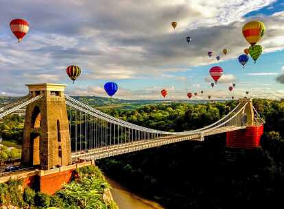 La fiesta internacional del globo es un evento anual en Bristol. Esta foto captura el vuelo de la tarde cuando los globos pasan por el puente colgante de Clifton.