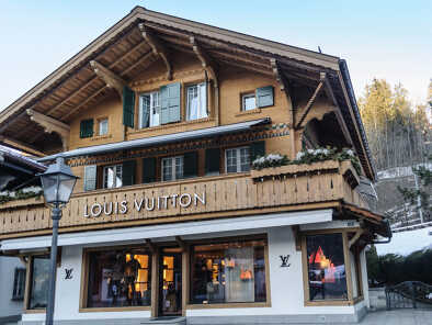 Gstaad, Suisse : 03012015 : Gstaad est un village situé dans la partie germanophone du canton de Berne, dans le sud-ouest de la Suisse.