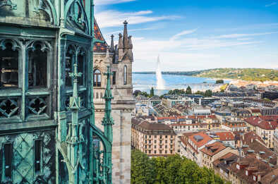 Die Kathedrale von St. Peter mit Blick auf die Stadt Genf und den See