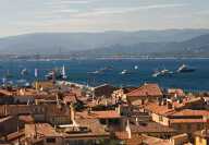 Blick auf rote Ziegeldächer und Clocher de Saint Tropez und Yachten auf dem Mittelmeer