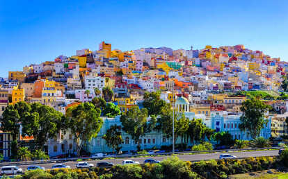 Gran Canaria muchas casas coloridas en Ciudad alta, Las Palmas. Vista soleada del pintoresco casco antiguo.