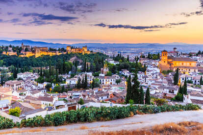 Alhambra de Granada, España. Fortaleza de la Alhambra y barrio del Albaicín al atardecer.