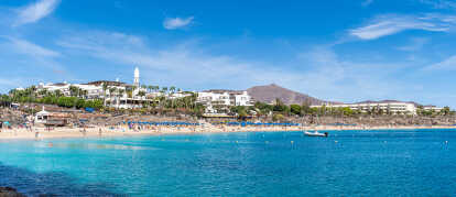 Paisaje con Playa Blanca y Playa Dorada, Lanzarote, Islas Canarias, España