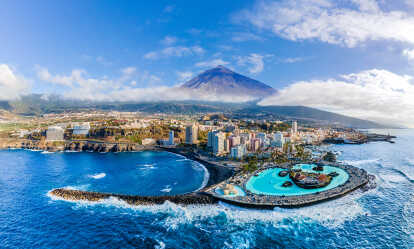 Vista aérea con Puerto de la Cruz, en el fondo volcán Teide, isla de Tenerife, España