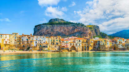 Cefalú es un pueblo de la isla de sicilia, a lado de Palermo. Foto de casas al lado del mar