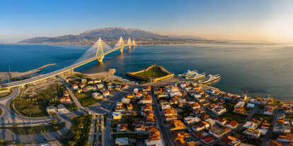Amplio panorama del mundialmente famoso puente colgante de cable de Río - Antirio Harilaos Trikoupis, cruzando el Golfo de Corinto, continente