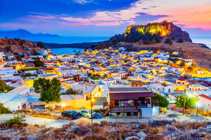 Rodas, Grecia. Pequeño pueblo encalado de Lindos y la Acrópolis, paisaje de la isla de Rhodos en el Mar Egeo.