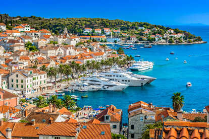 Vista aérea en la ciudad de Hvar en el sur de Croacia, famoso destino turístico de lujo en Europa, Mediterráneo.