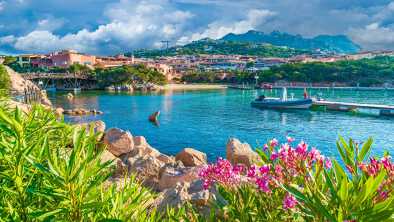 Vue sur le port et le village de Porto Cervo, région d'Olbia Tempio, île de Sardaigne, Italie