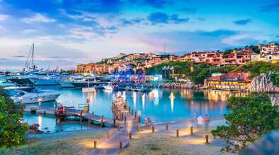 Blick auf Hafen und Dorf Porto Cervo, Insel Sardinien, Italien