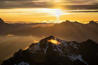 Sonnenuntergang mit Berglandschaft auf dem Gipfel des Mont Fort, Verbier, Wallis Schweiz
