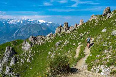 Wanderer wandern im Sommer in den Bergen in den Schweizer Alpen, die Verbier umgeben, das größte Skigebiet der Schweiz