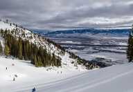 Foto der Jackson-Hole-Skipisten in Wyoming in den Vereinigten Staaten mit vielen Skifahrern.