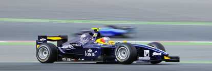 Voiture de course de formule 1 bleu foncé et jaune au Grand Prix d'Abou Dabi