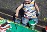 Jeune enfant allemand avec t-shirt de pirate peint dehors au Berlin Open Air Gallery Jeune enfant allemand avec t-shirt de pirate peint dehors au Berlin Open Air Gallery