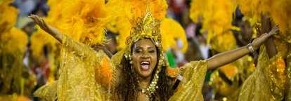 Femme brésilienne avec coiffe de plumes dorée lors du carnaval de Rio de Janeiro