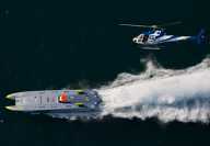Bâteau à moteur offshore de course et hélicopter au championnat du monde Class 1 à Ibiza