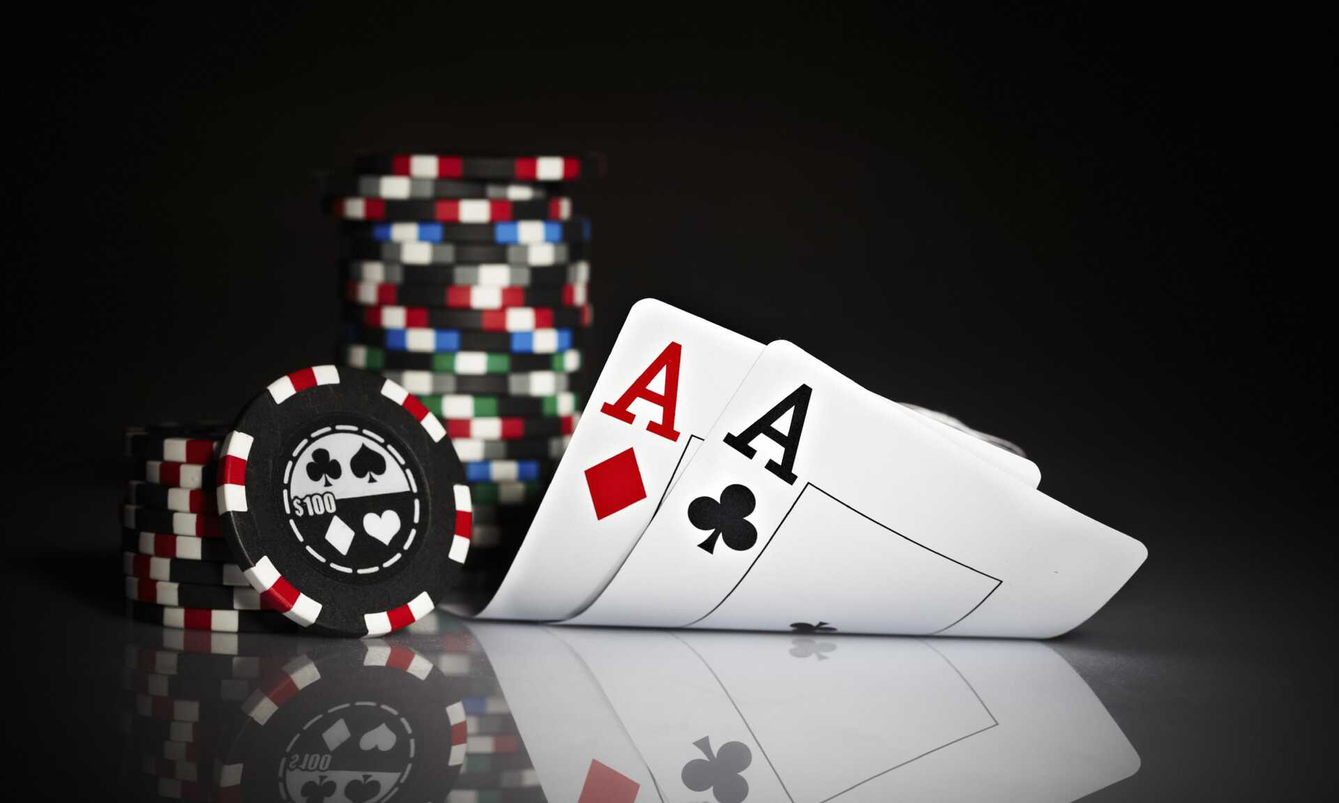 Paire d'as et jetons de poker illustrant le tournoi de poket Netjets à Las Vegas