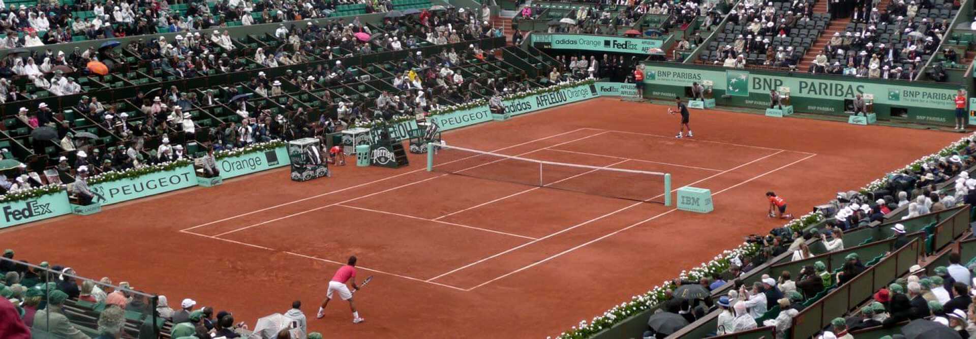 Match simple sur la terre battue d'un court de tennis de Roland Garros à Paris France