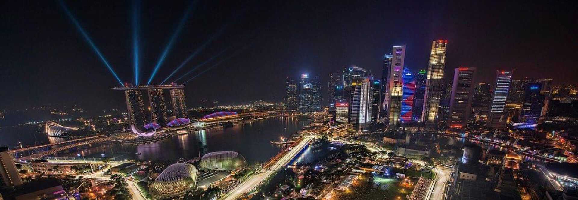 Vue aérienne du circuit de Formule 1 du Grand Prix de Singapour  avec gratte-ciels