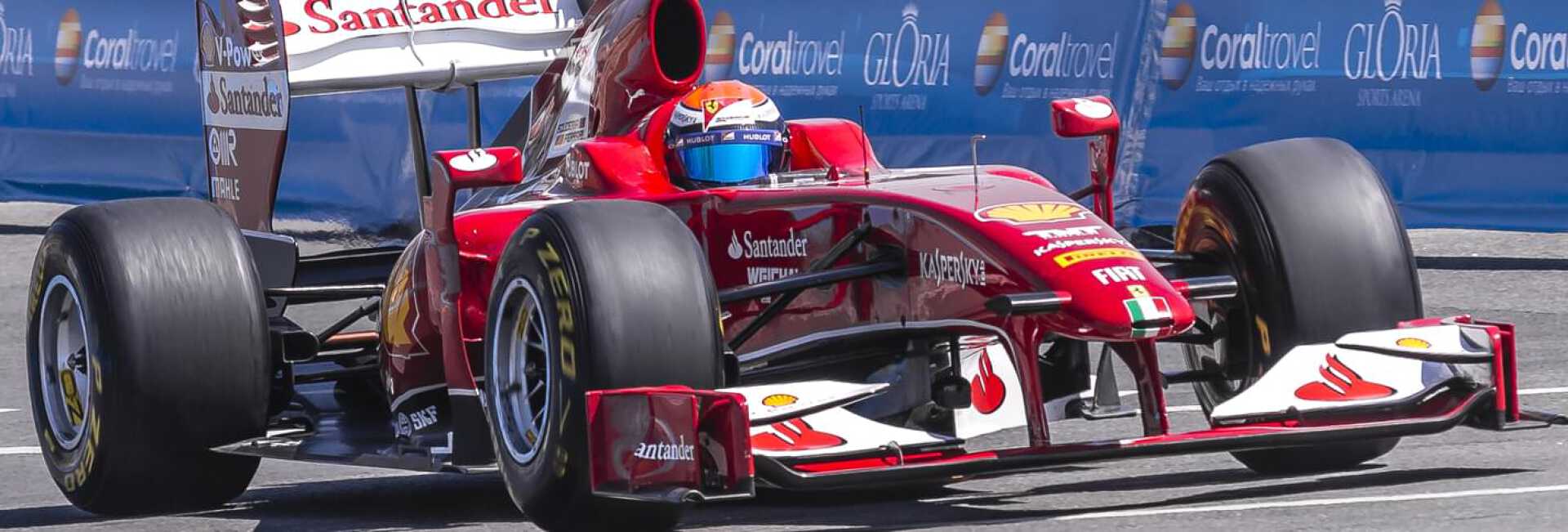 Voiture de course Ferrari rouge avec sponsors au Grand Prix de Formule 1 des États-Unis