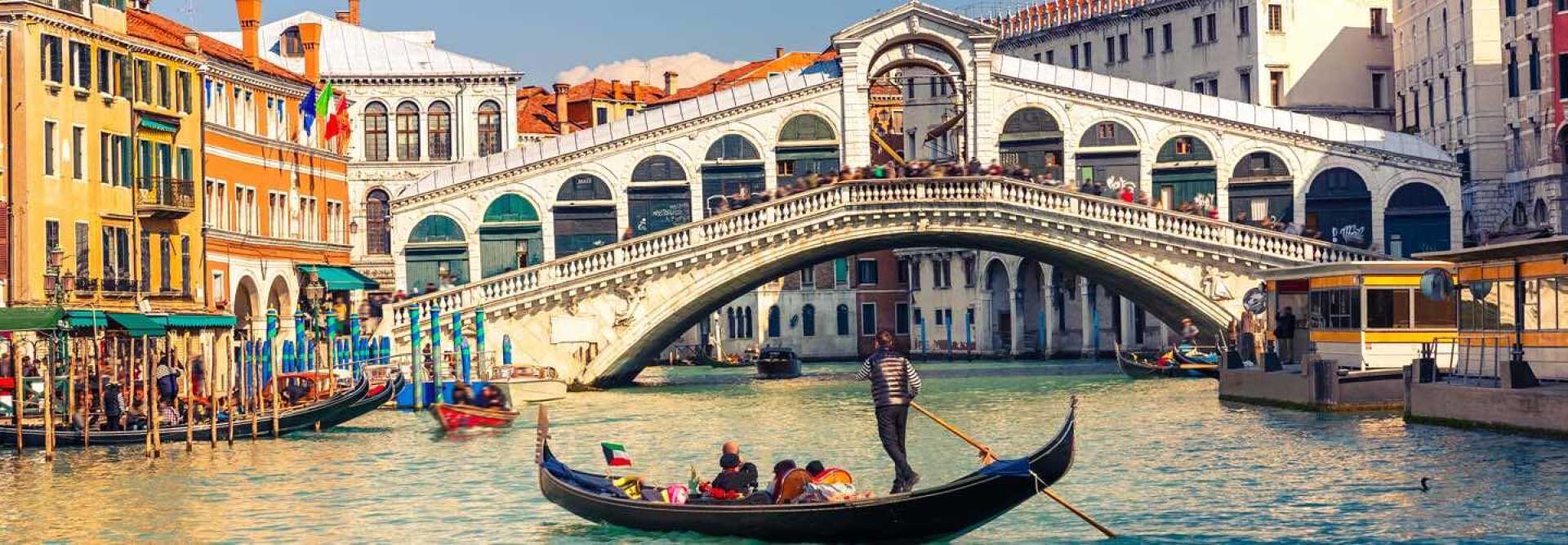 Gondole avec touristes devant le point du Rialto à Venise illustrant la biennale de Venise en Italie