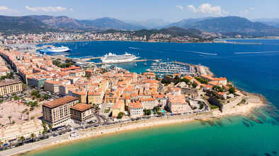 Vista aerea di Ajaccio con il porto sullo sfondo, Corsica, Francia