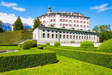 Schloss Ambras oder Schloss Ambras Innsbruck ist eine Burg und ein Schloss in Innsbruck, der Hauptstadt von Tirol, Österreich