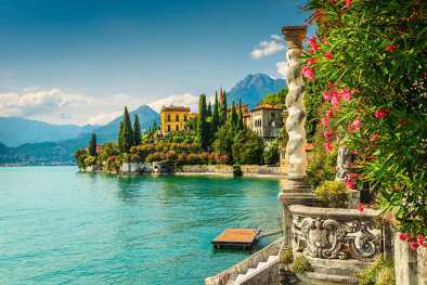 Famosa villa di lusso Monastero, splendido giardino botanico decorato con fiori di oleandro mediterraneo, lago di Como, Varenna, regione Lombardia, Italia, Europa