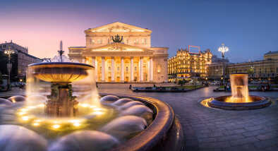I getti di una fontana vicino al teatro Bolshoi nella luce della sera