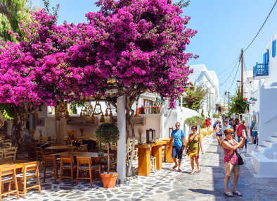 Geschäfte und Bars auf der Straße im berühmten Touristenort der Innenstadt auf der Insel Mykonos, Griechenland am 16. Juni 2015.