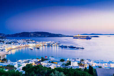 Splendido crepuscolo sulla città di Mykonos, isola di Mykonos, arcipelago delle Cicladi, Grecia
