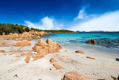 Красивое бирюзовое и кристально чистое море на пляже Петра Руя - Коста Смеральда, Ольбия / Темпио - Сардиния - Италия