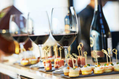 servizi di catering sfondo con snack e bicchieri di vino sul bancone del barista in un ristorante