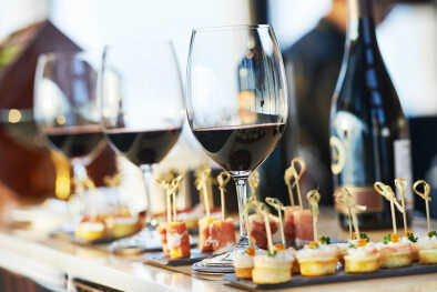 arrière-plan de services de restauration avec des snacks et des verres de vin sur le comptoir du barman dans un restaurant