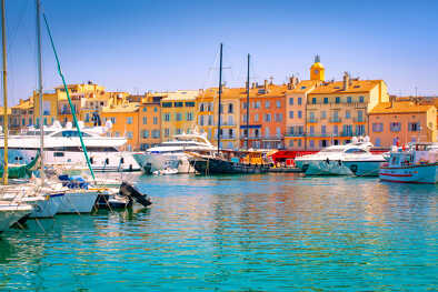 Saint Tropez, Sud della Francia. Yachts di lusso nella marina.
