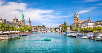 Vista panoramica del centro storico di Zurigo con le famose chiese Fraumunster e Grossmunster e il fiume Limmat sul lago di Zurigo in una giornata di sole con nuvole in estate, Cantone di Zurigo, Svizzera