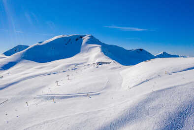 Paysage de la chaîne de montagnes alpines en beauté ALPS français, italien et suisse vu de l'avion. Station de ski Chamonix Mont Blanc. La montagne est la plus haute des Alpes et de l'Union européenne.