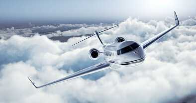 Immagine realistica di lusso bianco, jet privato dal design generico che sorvola la terra. Cielo blu vuoto con nuvole bianche su sfondo nero. Concetto di viaggio d'affari. Orizzontale. Rendering 3d