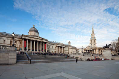 La National Gallery di Londra e St Martin-in-the-Fields, chiesa anglicana. Paesaggio urbano scattato con obiettivo tilt-shift mantenendo le verticali