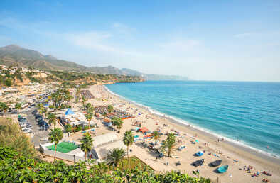 Vista della spiaggia di Nerja. Provincia di Malaga, Costa del Sol, Andalusia, Spagna