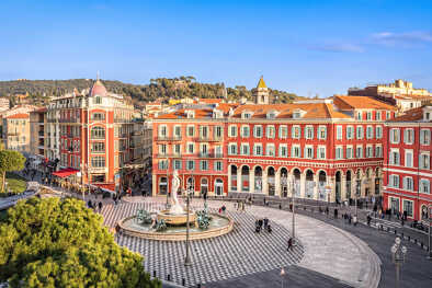 Vista aerea della piazza di Place Massena con edifici rossi e fontana a Nizza, Francia