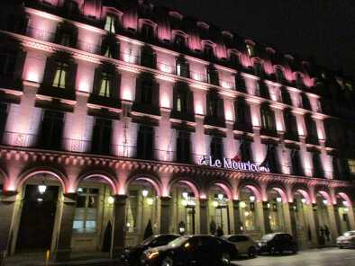 Vista frontale dell'Hotel Meurice a Parigi di notte, con una superba illuminazione.
